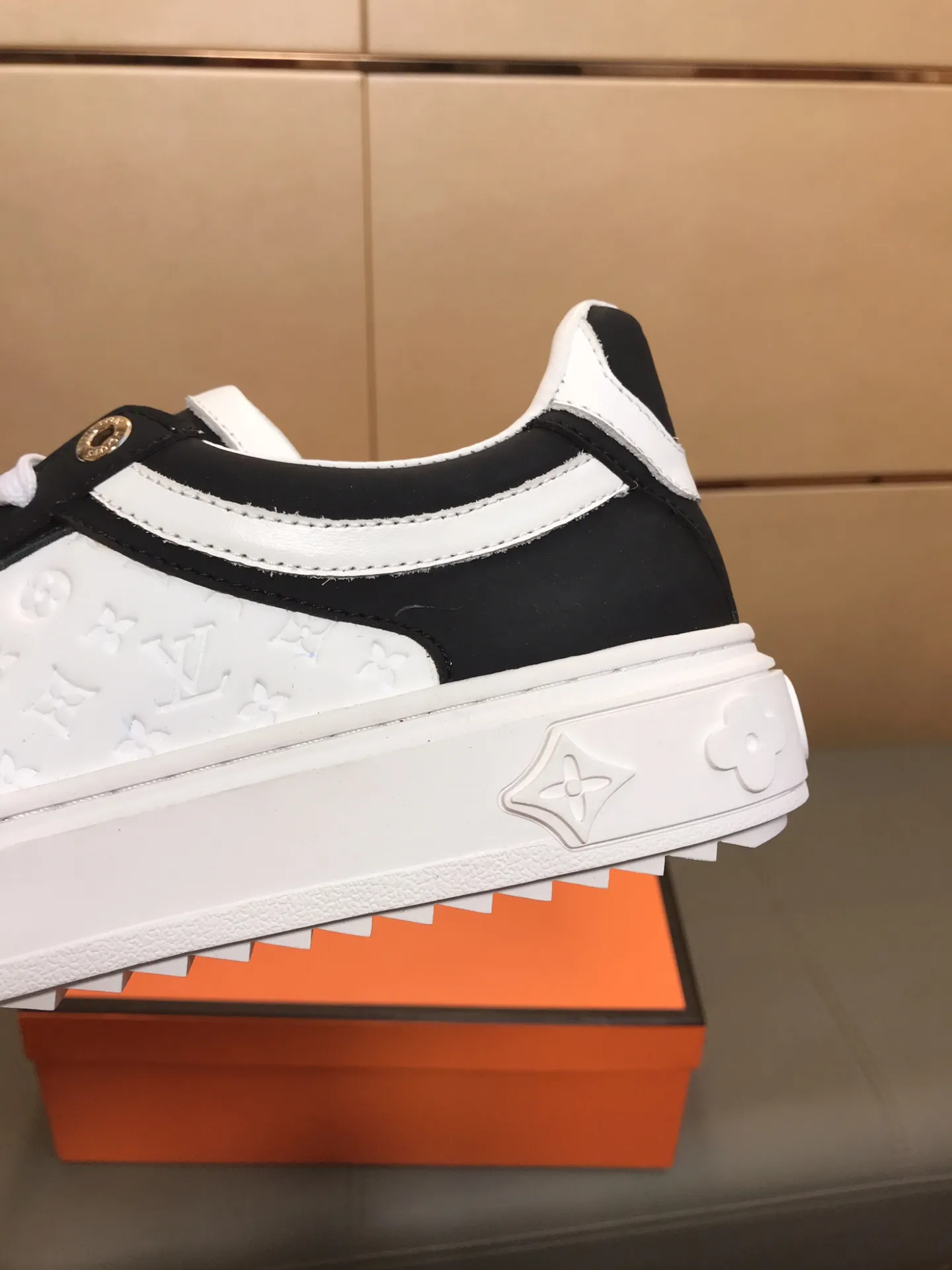 Ex-factory price 400 🔥🔥 New model on the market [LV Louis Vuitton] The latest high-quality men's casual shoes, European and American trends 🔰 Perfectly blend noble quality and fashionable texture 💋💋 The upper is made of imported cowhide + brand embossing, sheepskin lining, the overall fashion personality is set off to set off your uniqueness! Classic style, cool and stylish trendy male image🌹 38-44👣
